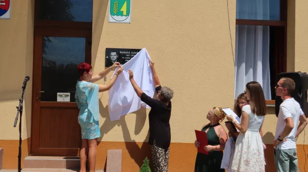 Pásztor Rita polgármester és Öldvedi Ágnes önkormányzati képviselő leleplezik az emléktáblát