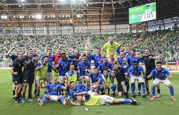 A feröeri Kí Klaksvík játékosai ünneplik győzelmüket