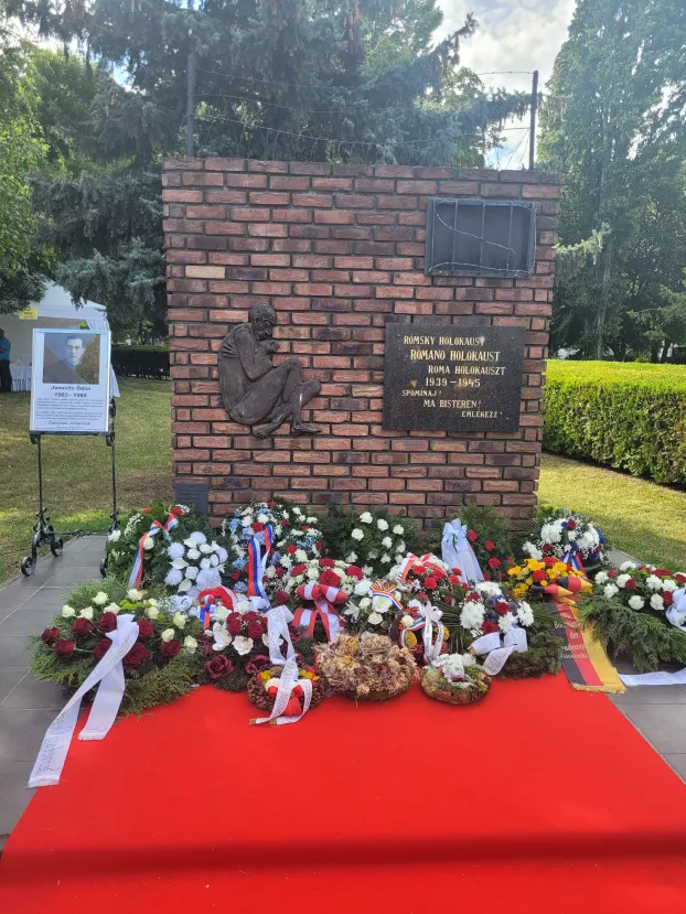 Az emlékezés koszorúi a Roma Holokauszt emlékműnél Dunaszerdahelyen 
