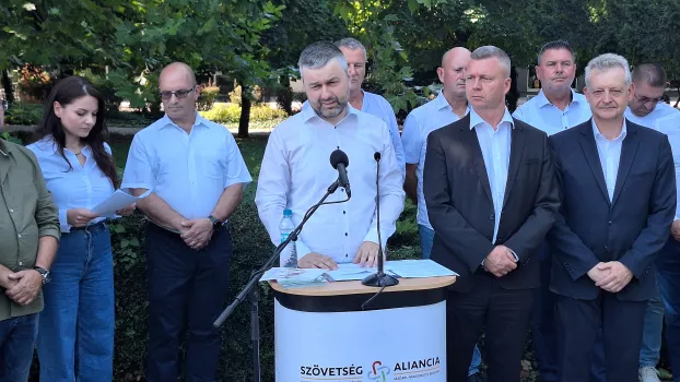 Mózes Szabolcs alelnök a választási programot ismerteti, mellette Forró Krisztián pártelnök, és Hájos Zoltán, Dunaszerdahely polgármestere
