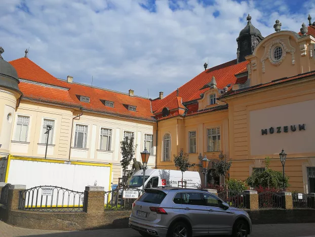 A komáromi Kultúrpalota megújul, Csütörtöky József múzeumigazgató nyugdíjba megy KÉPEKKEL