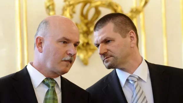 Faliújságtenderesek