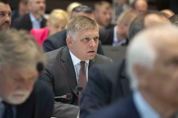 rendkívüli ülés parlament robert fico
