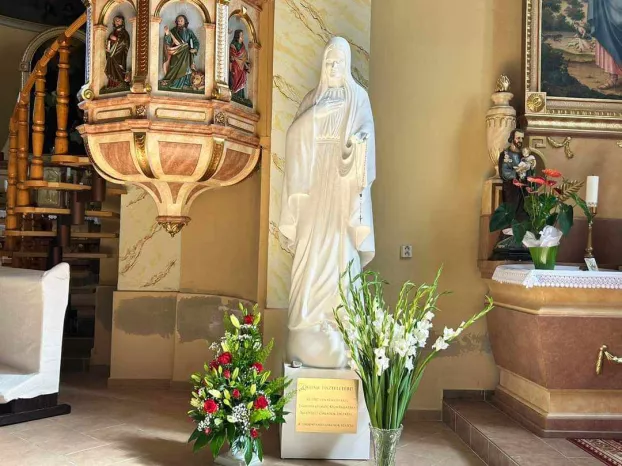 Szűz Mária szobrának készítője Kiss Dániel 