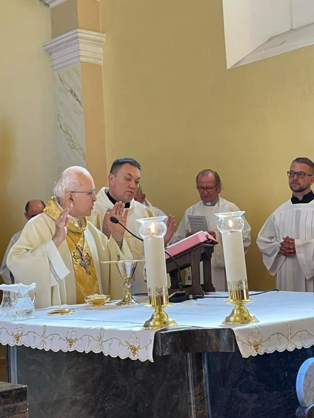 Főtisztelendő Bosák Nándor, nyugalmazott püspök úr mutatja be az áldozatot a szentmisén