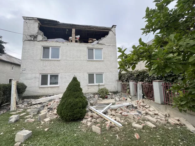 Földrengés okozta károk egy gyapári családi házon