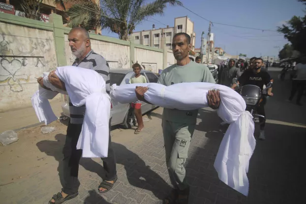 Palesztin áldozatok a Gázai övezetben levő Chán Júnis városában