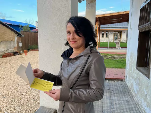 Smidt Veronika könyvtáros a receptes füzettel 