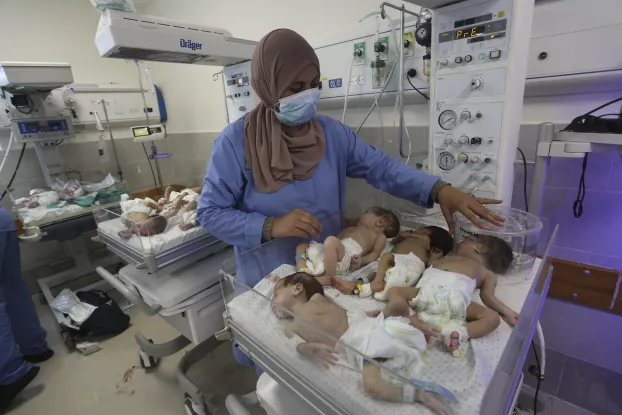 Koraszülött csecsemőket evakuálnak az es-Sifá kórházból