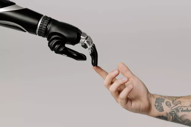 robot ember kéz AI mesterséges intelligencia