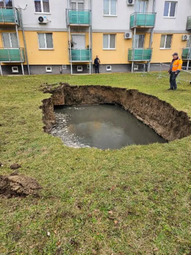 beszakadt gödör