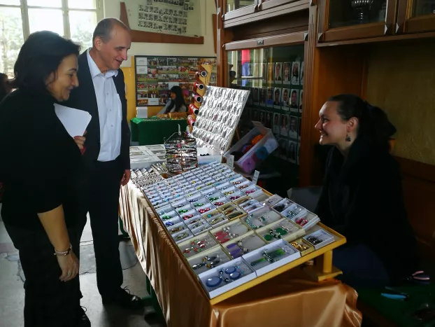 Közös ünnepvárás a „Selye-gimiben“ kézműves és sütivásárral - KÉPEKKEL