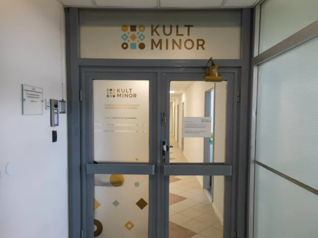 Kultminor - bejárat - ajtó 