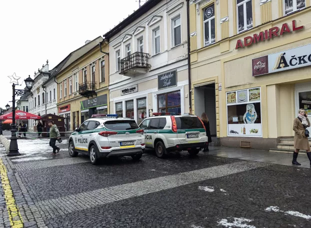 Rendőrségi autók a rimaszombati főtéren