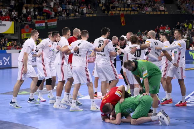 A magyar válogatott tagjai, miután 26-24-re nyertek Montenegró ellen a férfi kézilabda olimpiai kvalifikációs Európa-bajnokságon