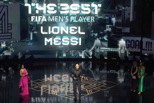 Messi nem utazott el a gálára, a díját Thierry Henry vette át