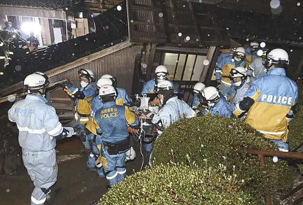 Az Ishikawa prfektúrában található Szuzu városában öt nappal a földrengés után élve húztak ki a romok alól egy nőt