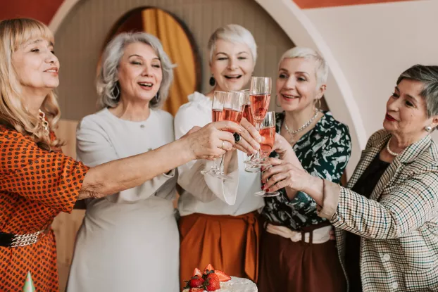 nyugdíjas idősebb nők illusztráció pezsgő pezsgőzés nyugdíjasklub