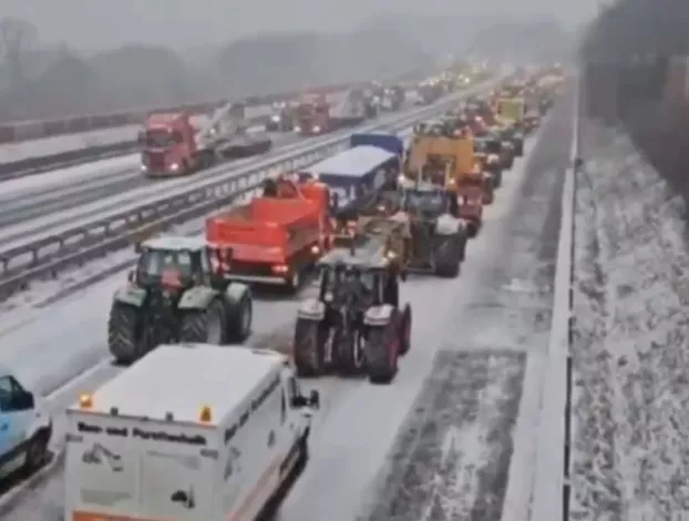 traktorok a német autópályán