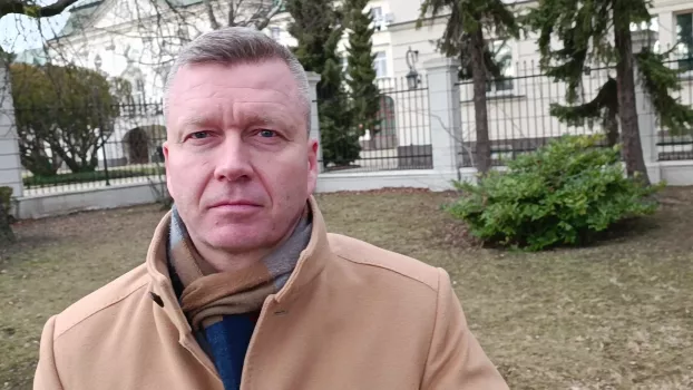 Forró Krisztián a pozsonyi kormányhivatal előtt. - 2024