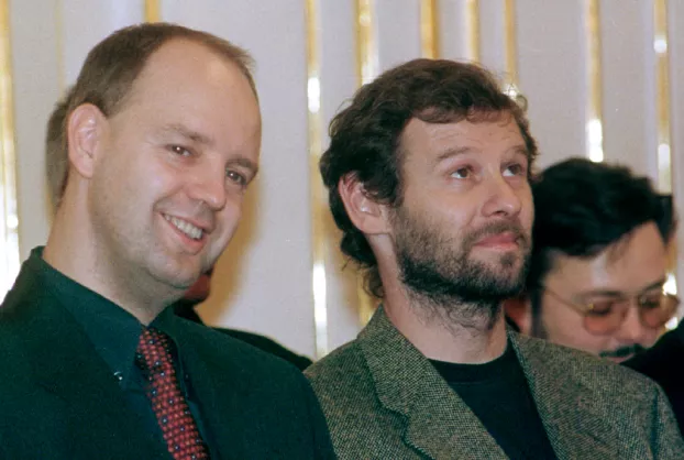 Martin Šimečka (középen) 2000-ben, mellette Pavol Rusko, akkor még a Markíza vezérigazgatójaként