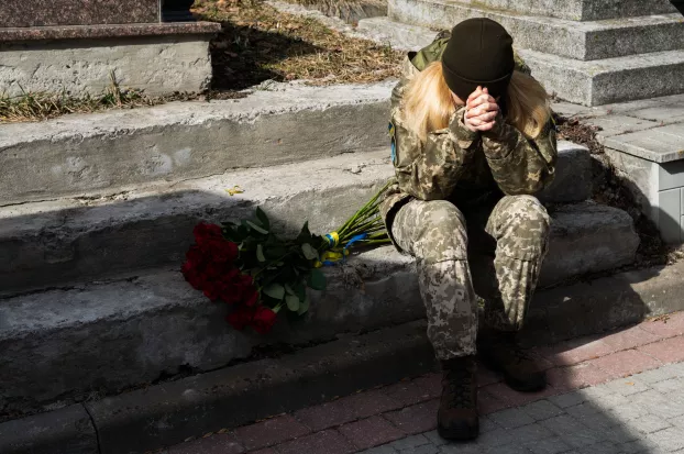 síró katonaruhás nő - Ukrajna - NPR