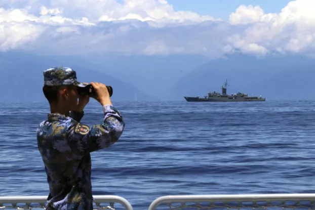 Tajvan - katona messzelátóval figyel egy hajót