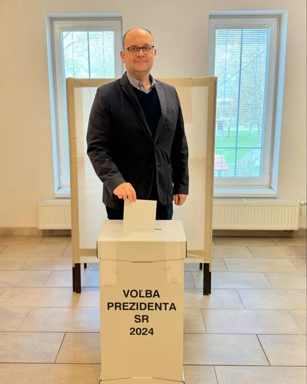 Domin István leadja szavazatát.