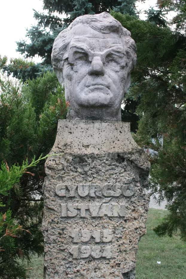 Gyurcsó István szobra Garamkövesden