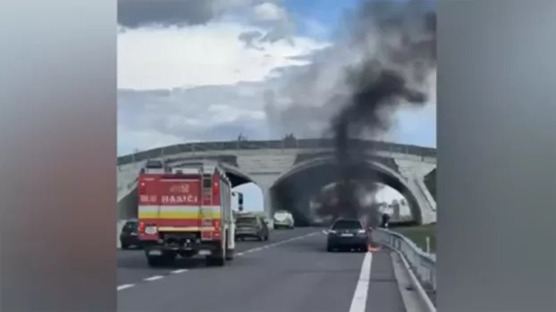 R7-as gyorsforgalmi út baleset égő autó