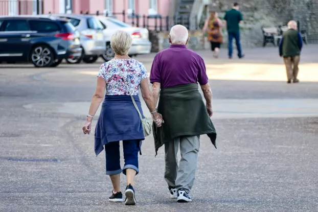 idős pár sétál 