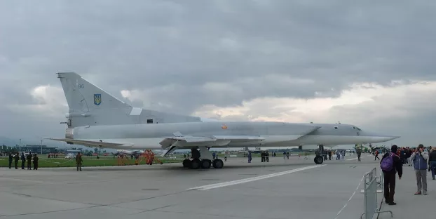 Az Ukrán Légierő Tu-22M3 stratégiai bombázója a 2002-es pozsonyi légiparádén