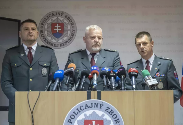 Ľubomír Solák országos rendőrfőkapitány, Ivan Hapšták (b) és Rastislav Polakovič (j) országos rendőrfőkapitány-helyettesek