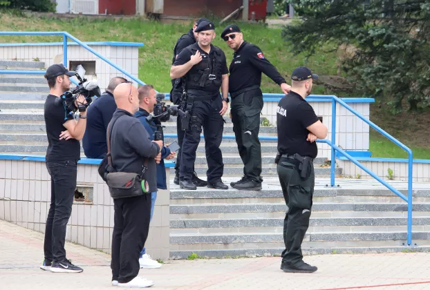Rendőrök őrzik a besztercebányai kórházat