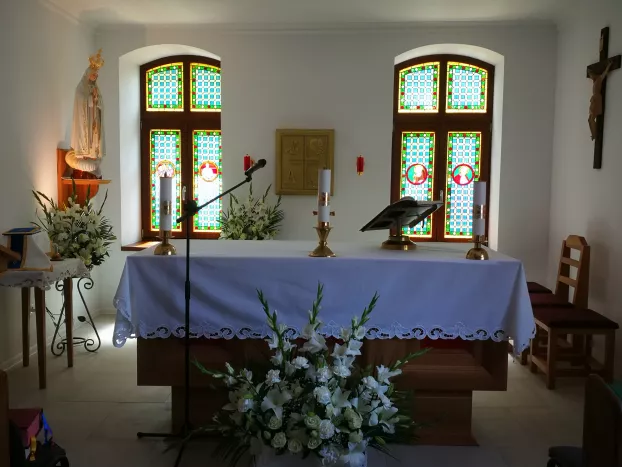 Mons. Orosch János érsek áldotta meg az elkészült kórházi kápolnát Komáromban – KÉPEKKEL