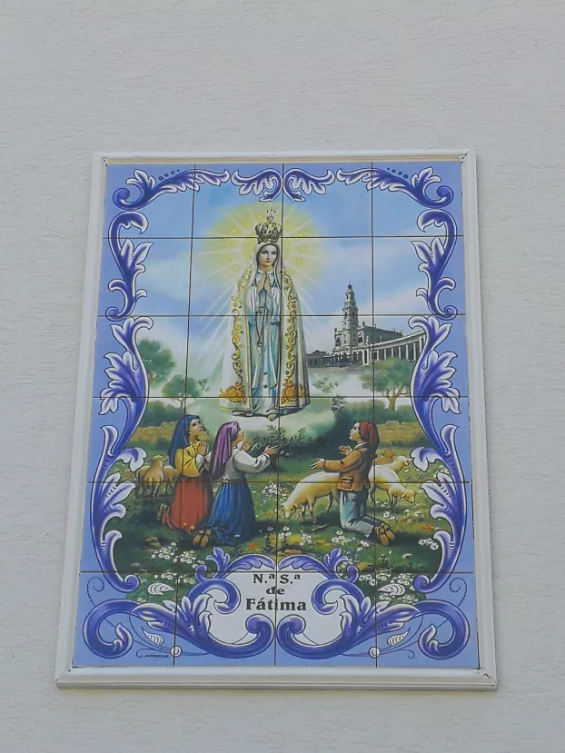 A Fatimai Szűz Mária képe a komáromi kórház kápolnájában.