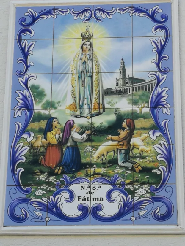 A Fatimai Szűz Mária képe a komáromi kórház kápolnájában.