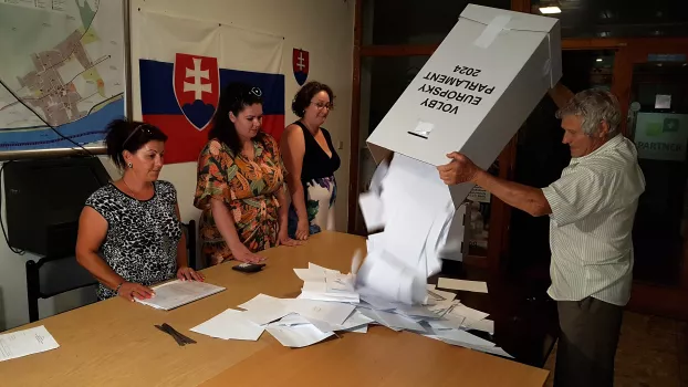 Szavazatszámlálás Dunamocson