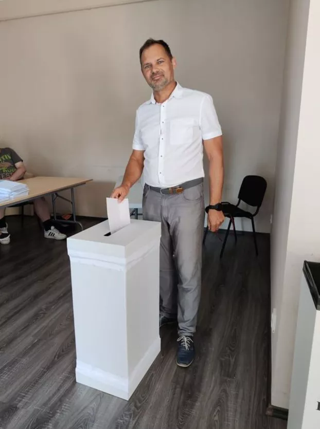 Klenovics Gábor voksol a 2024-es EP választásokon Szencen.