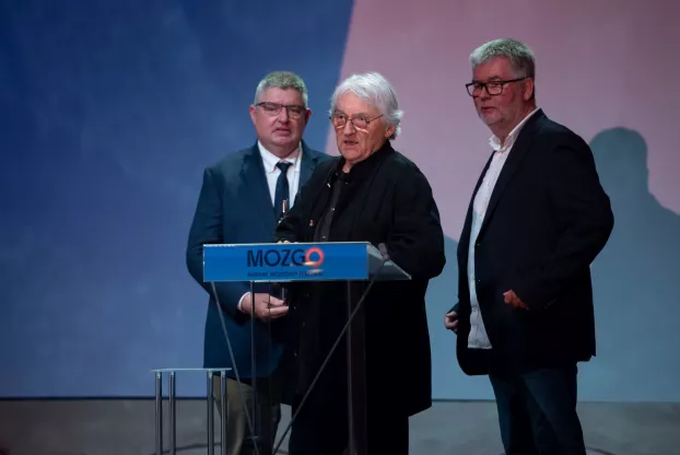 Koltai Lajos rendező, Lajos Tamás és Vida József producerek, miután átvették a legjobb játékfilmnek járó díjat a Semmelweis című filmért.