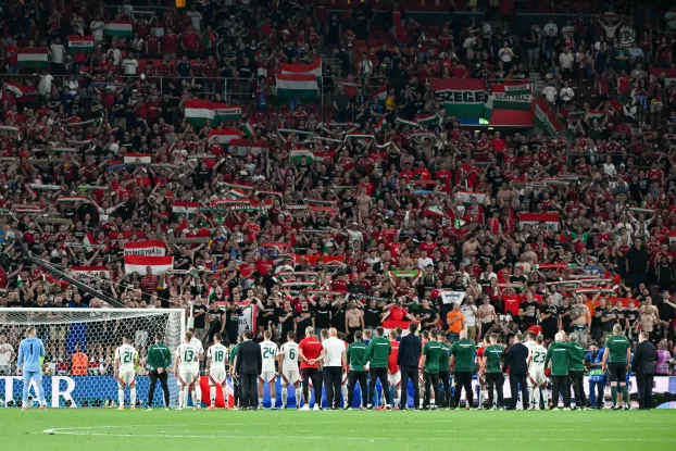 magyar fociválogatott ünnepel a Skócia elleni meccs után