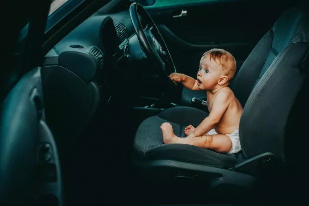 gyerek az autóban gyerek autó