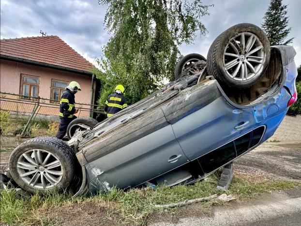 felborult autó