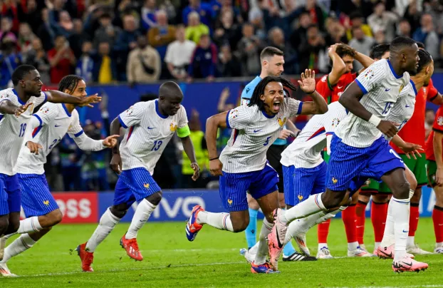 A francia csapat tagjai ünnepelnek, miután legyőzték Portugáliát a 2024-es németországi labdarúgó Európa-bajnokság negyeddöntőjében.