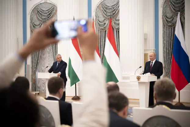 Orbán Viktor miniszterelnök (b) és Vlagyimir Putyin orosz elnök a tárgyalásuk után tartott moszkvai sajtótájékoztatón