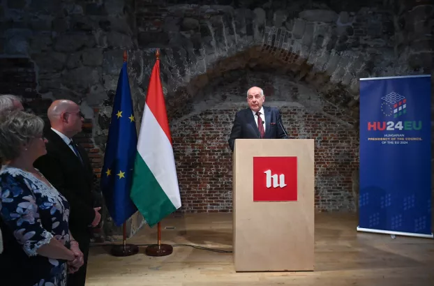 Sulyok Tamás köztársasági elnök beszédet mond a soros magyar EU-elnökség alkalmából adott fogadáson a brüsszeli Liszt Intézetben 2024. július 1-jén