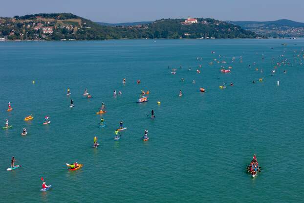 Balaton-átevezés, illusztráció