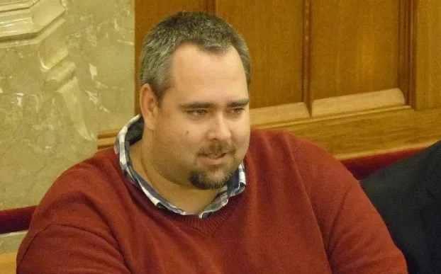 A szeme sem áll jól