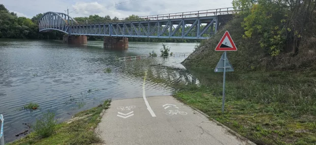 Készültségben: útlezárás, zsákolás, vízminőség-ellenőrzés Komáromban – KÉPEKKEL