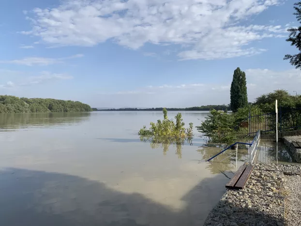 A Duna és a Vág összefolyása. Ön látja, hol folyik össze?